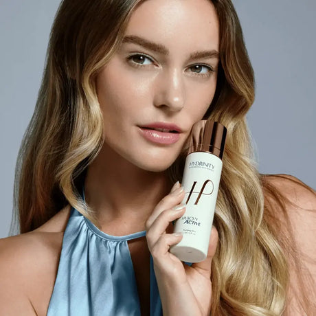 Model holding HYDRINITY Hyacyn Active 